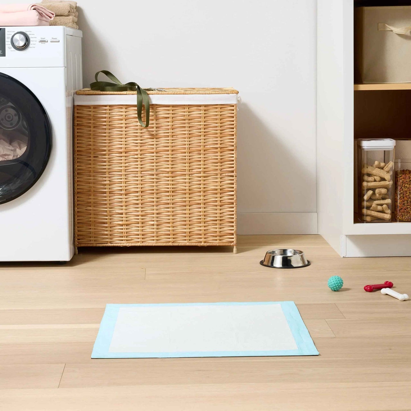 Amazon Basics Dog and Puppy Pee Pads, 5-Layer Leak-Proof Super Absorbent, Quick-Dry Surface, Potty Training, Regular (22x22"), 100 Count, Blue & White