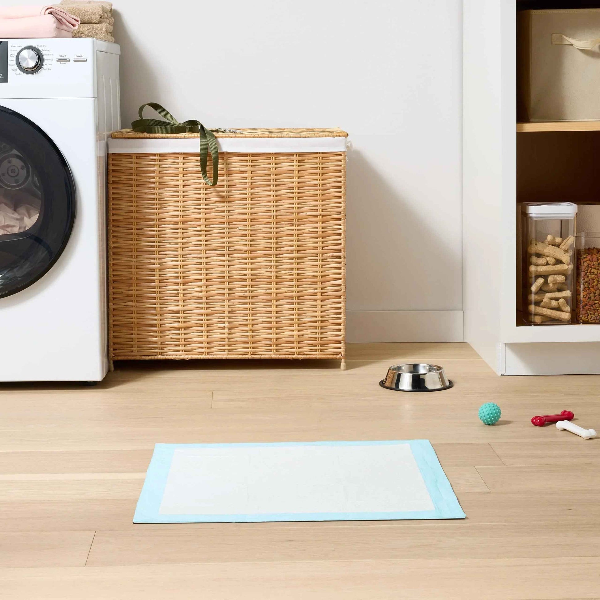 Amazon Basics Dog and Puppy Pee Pads, 5-Layer Leak-Proof Super Absorbent, Quick-Dry Surface, Potty Training, Regular (22x22"), 100 Count, Blue & White