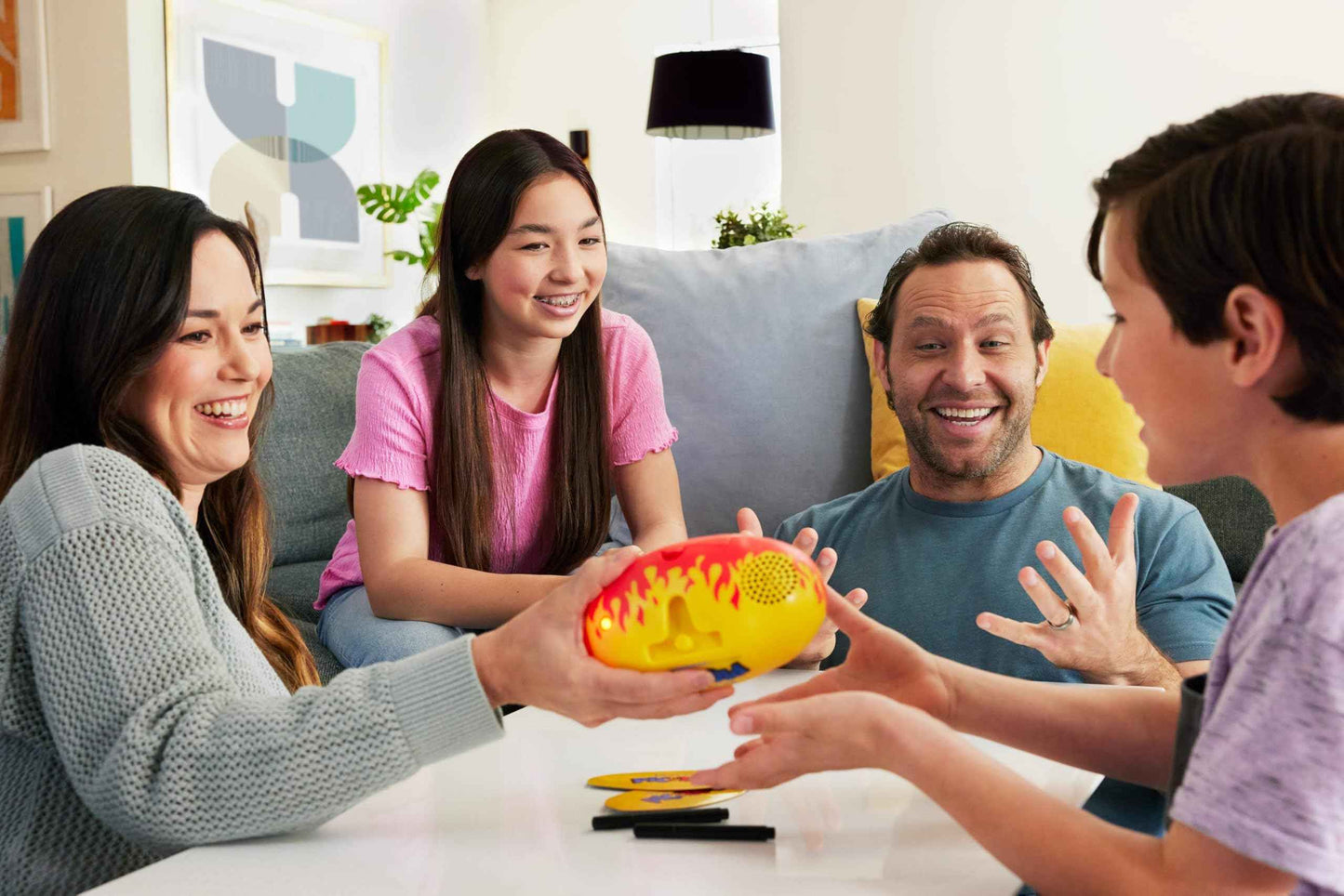 Mattel Games Pictionary Family Board Game for Kids, Adults and Game Night for 2 Teams with Erasable Markers, Boards and Sand Timer